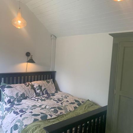 Newly Refurbished One Bedroom With Additional Sofa Bed Self Contained Flat In Garden Abbots Langley Bagian luar foto