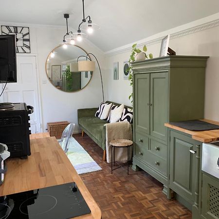 Newly Refurbished One Bedroom With Additional Sofa Bed Self Contained Flat In Garden Abbots Langley Bagian luar foto